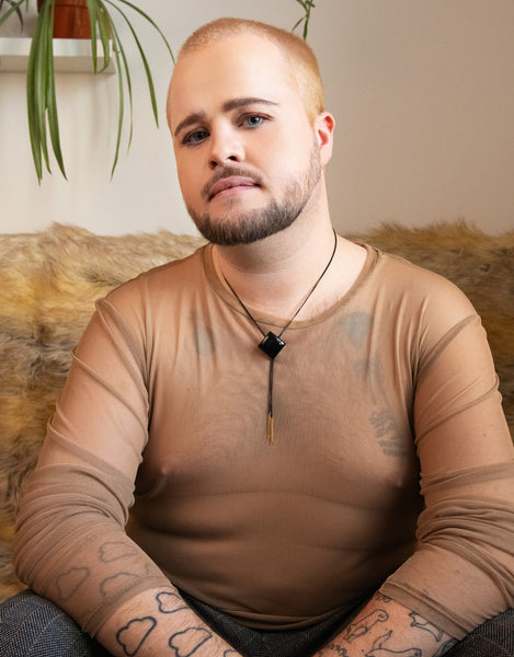 Model wearing onyx gemstone bolo tie