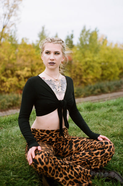 Bow choker on model sitting