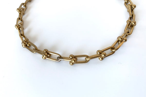 U shaped links of heavy chain choker