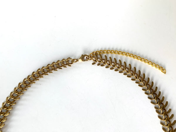 Lobster clasp and extender chain of fishbone choker