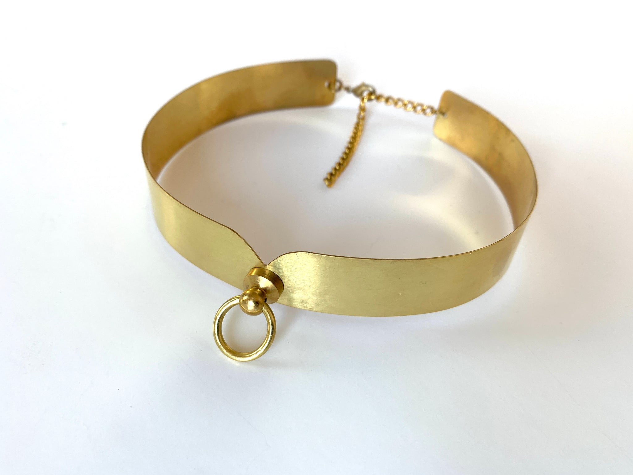Gold day collar with o ring and dip in the center