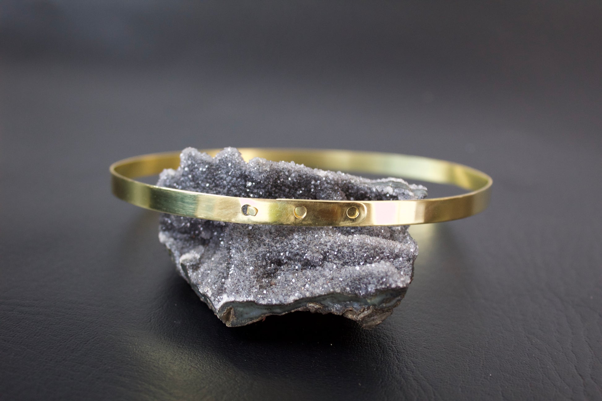 Back view of gold choker collar