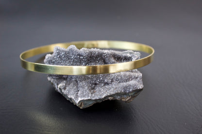 Front view of gold choker collar