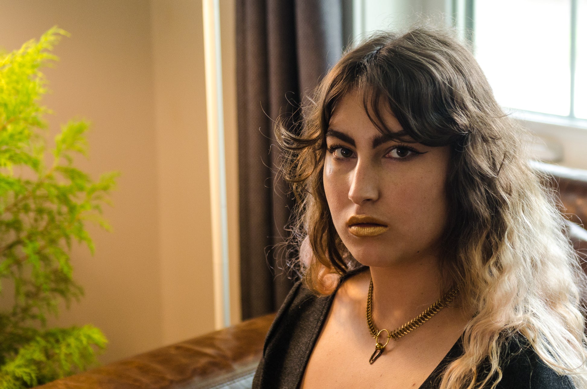 Model wearing gold fishbone choker