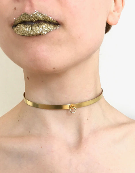 Gold choker with small ring