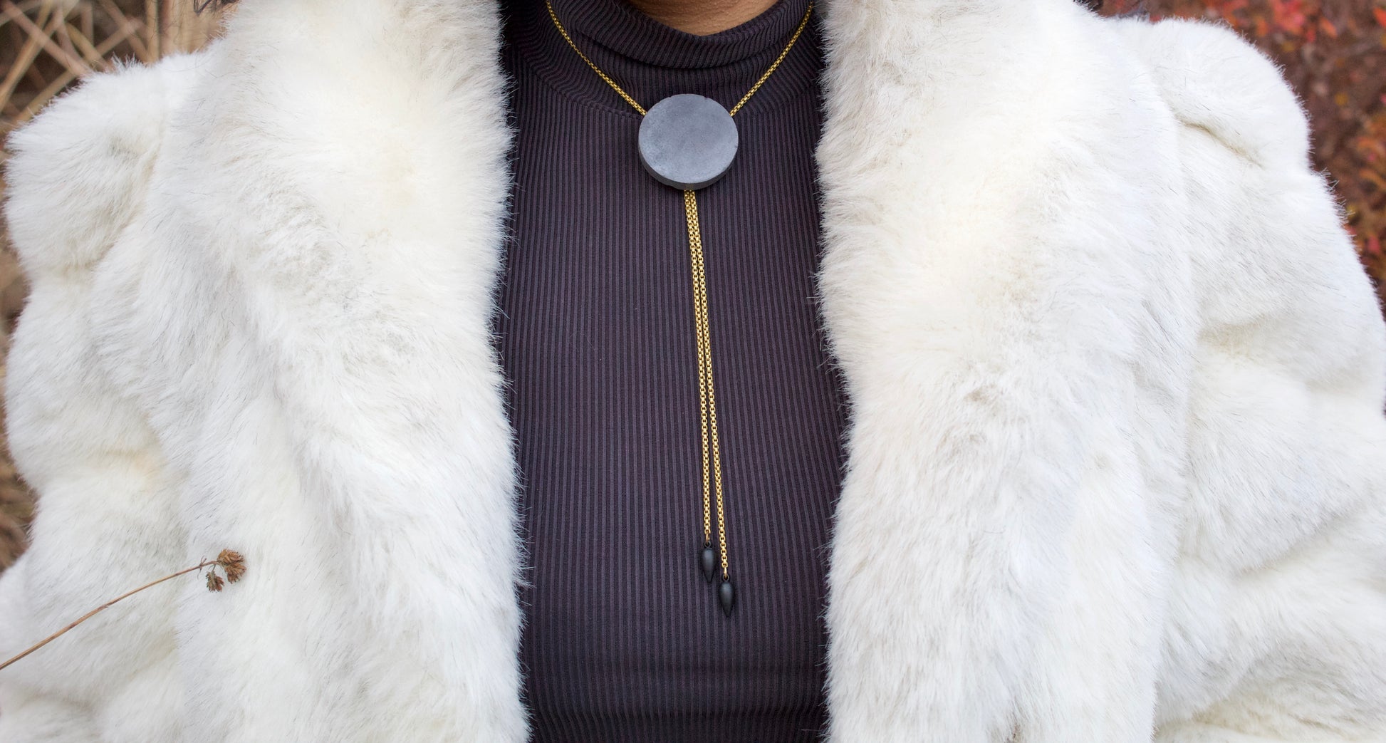 Adjustable necklace on a model