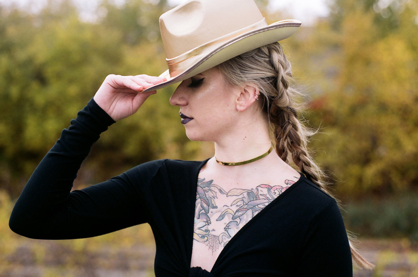 Back view of adjustable choker on a model